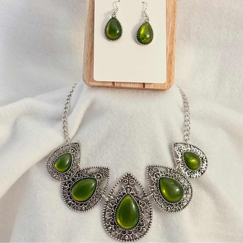 Statement Necklace Green & Silver Tone Jewelry Set